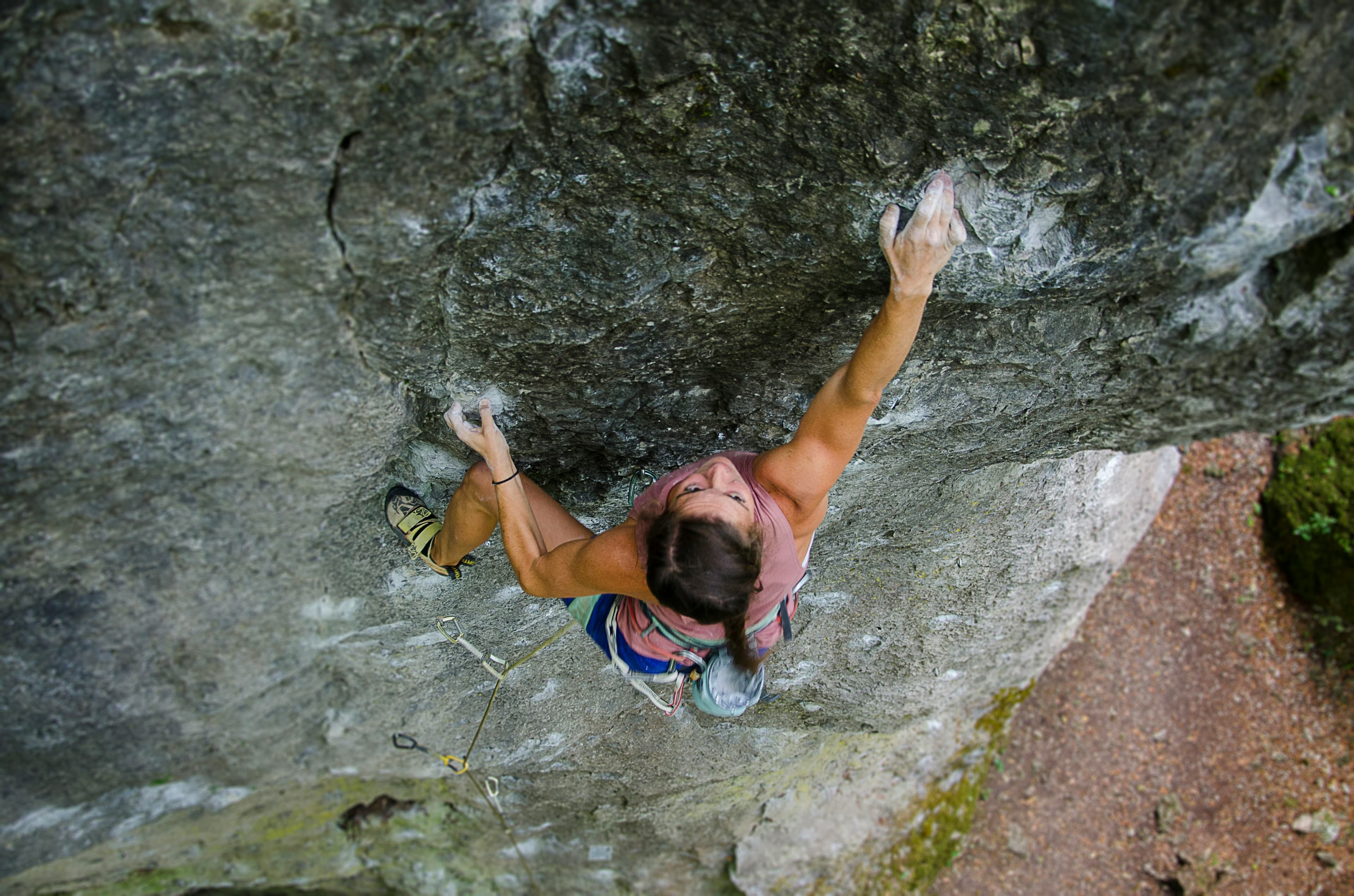 Femme en escalade outdoor